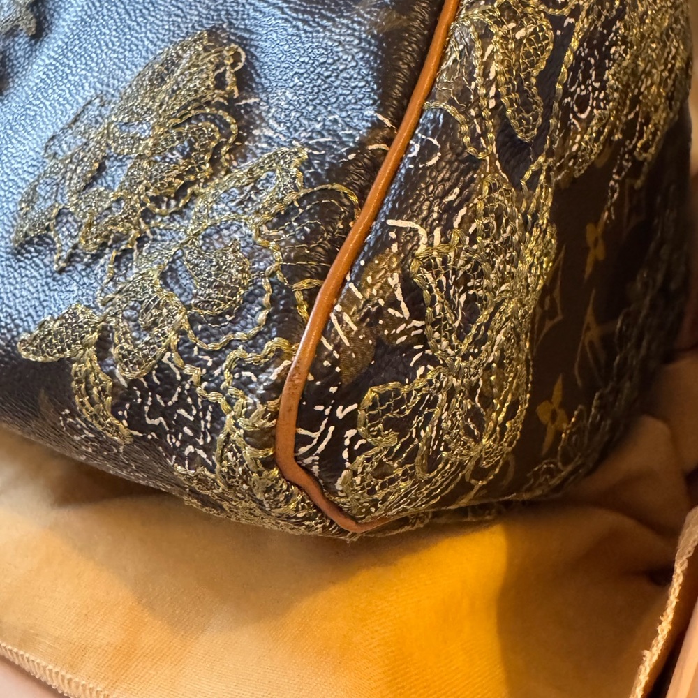 LV speedy 30 with lace
And lock and key clean inside. With box and dust bag - Picture 6 of 16